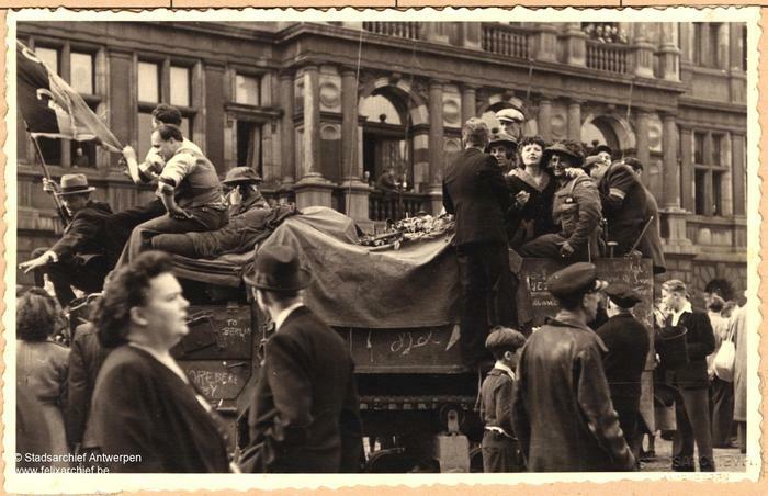 Tank in Grote Markt during the liberation