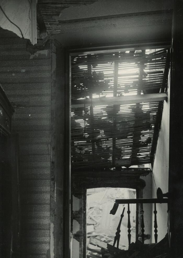 Het vernielde interieur.