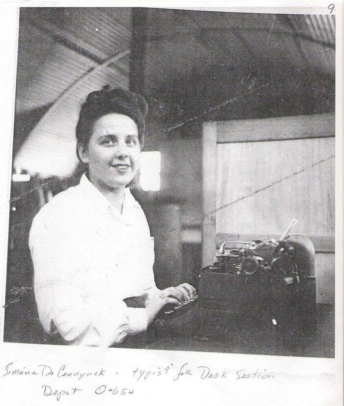 Simone aan een typmachine, in dienst van het Amerikaas leger.