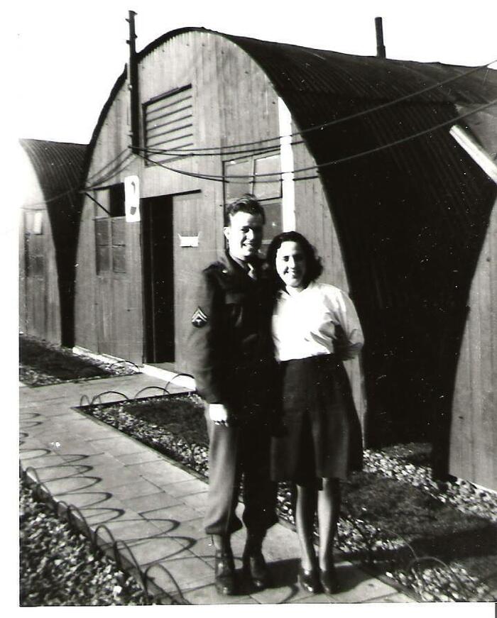 Simone en Cecil voor haar werkplaats in het leger.