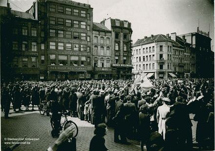 A crowd salutes men going to the Eastern Front