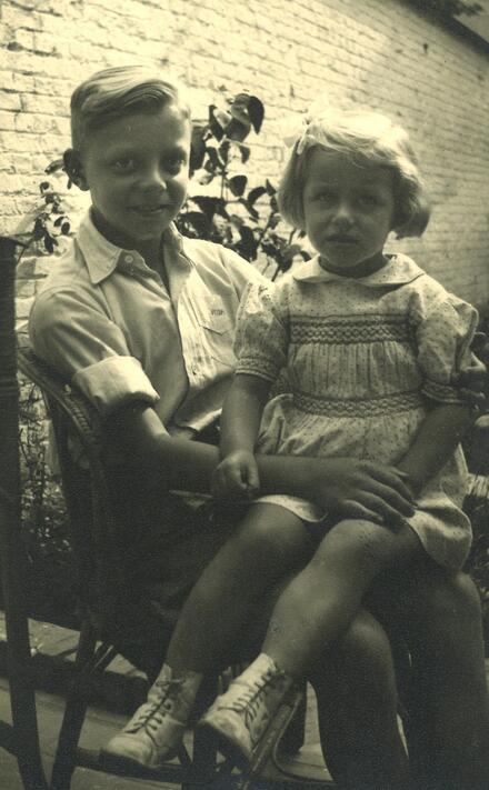 Raymond en zijn zus op schoot