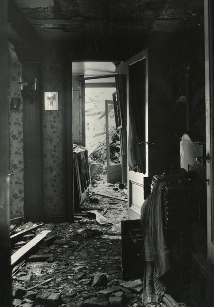 Foto van het vernielde interieur.