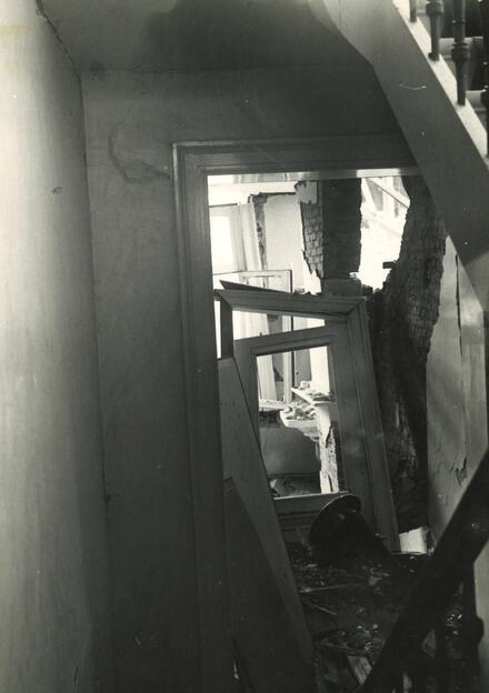 Foto van het vernielde interieur.