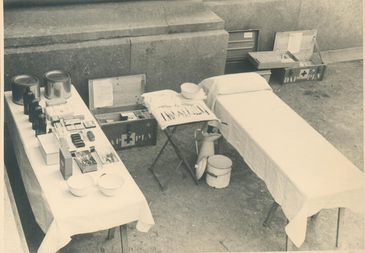 Beeld van verplaatsbare hulppost. Ziekenhuisbed en medische apparatuur zijn zichtbaar.