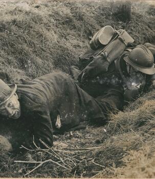 Antwerpers fleeing the city in a ditch