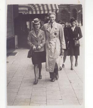 A Jewish couple walking in De Keyserlei with a Star of David on their clothes