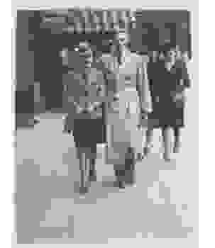 A Jewish couple walking in De Keyserlei with a Star of David on their clothes