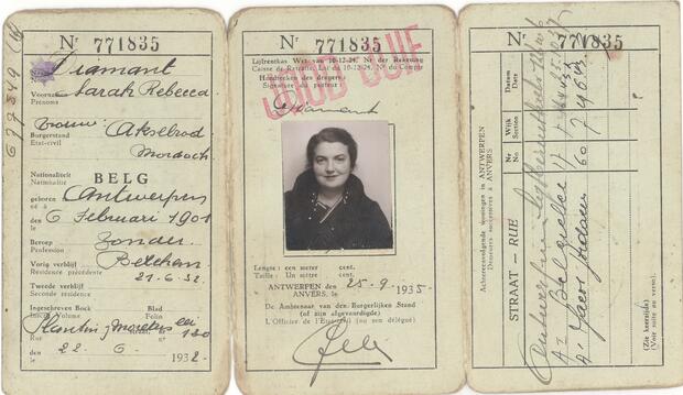 The ID card of Sara Rebecca Diamant Akselrode with the mention 'Jood-Juif’ (Jew)