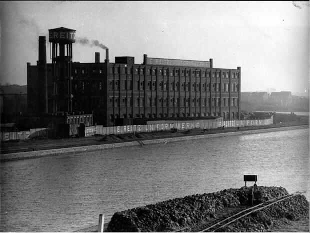 A uniform factory in Merksem along the canal