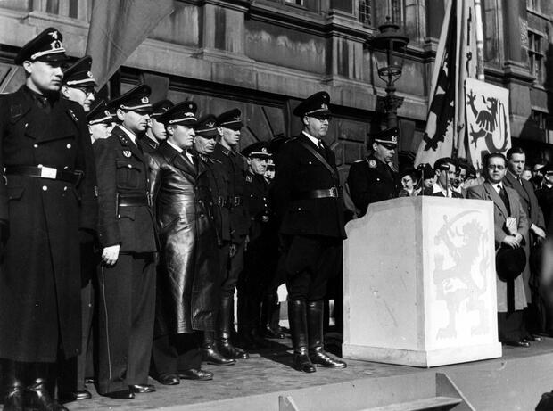 Hendrik Elias gives a speech in Grote Markt with the Dietse Militie Zwarte Brigade behind him